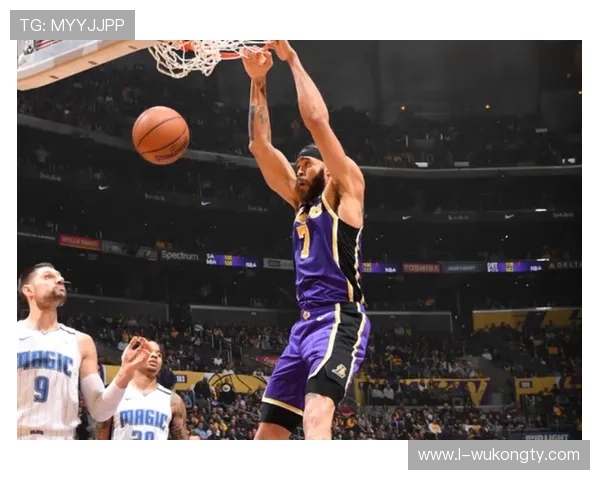 哈利伯顿利用挡拆拉开空间 提升关键时刻组织效率