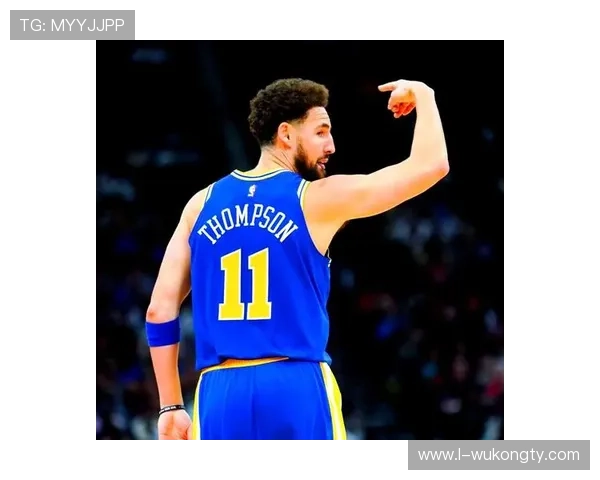 克莱·汤普森无球跑动制造空位，三分效率领跑联盟