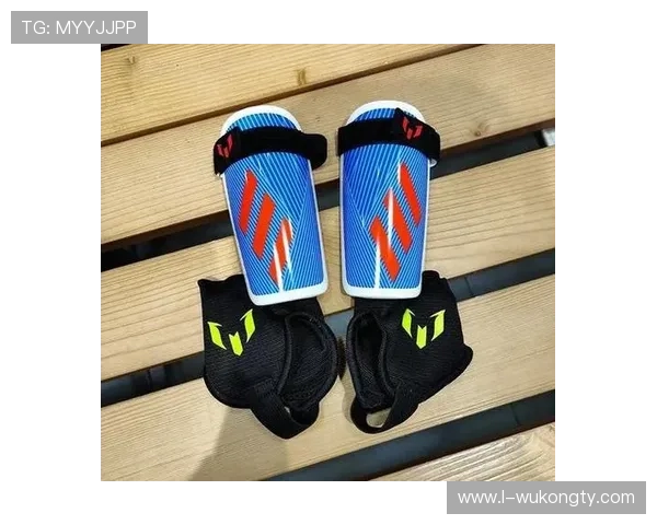 护腿板必须完全覆盖小腿且被球袜包裹，这是足球规则的强制性安全要求